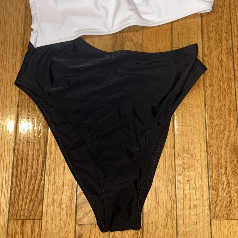 One shoulder cutout one piece bathing suit - Picture 4 of 5